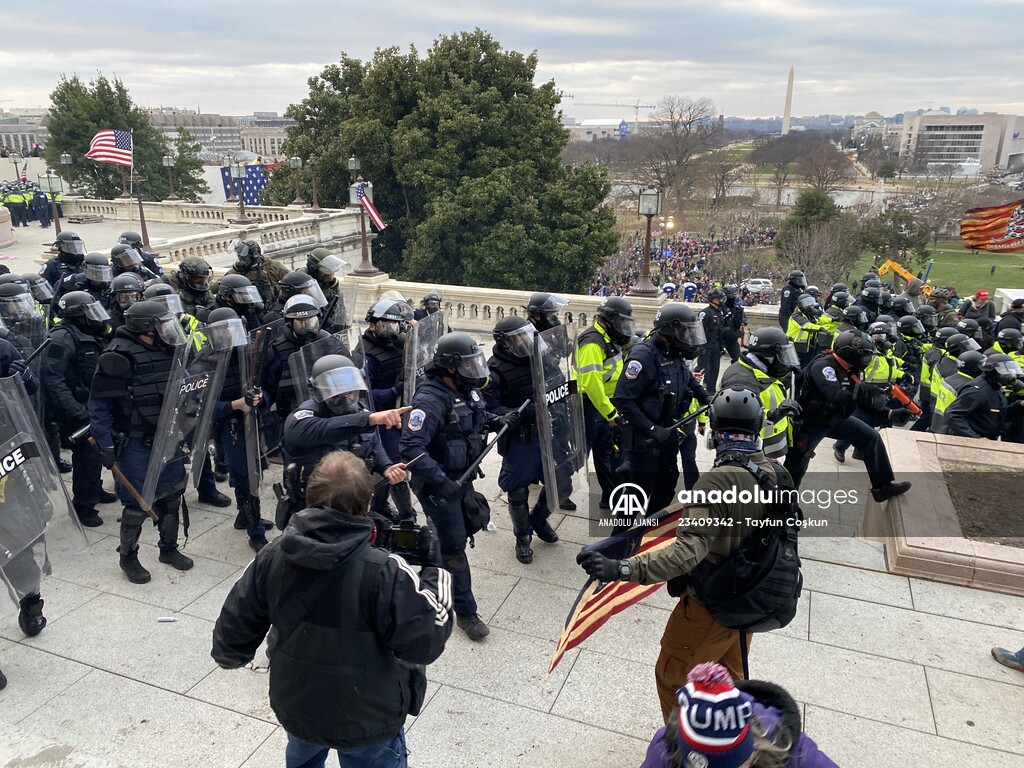 ABD'de Trump destekçileri polis barikatını aşarak Kongre binasına girdi