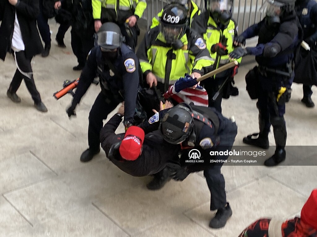 ABD'de Trump destekçileri polis barikatını aşarak Kongre binasına girdi