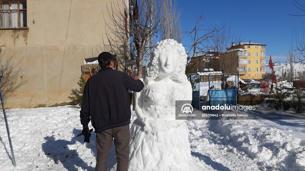 Adana'da esnafın yaptığı kardan heykeller görenlerin ilgisini çekti