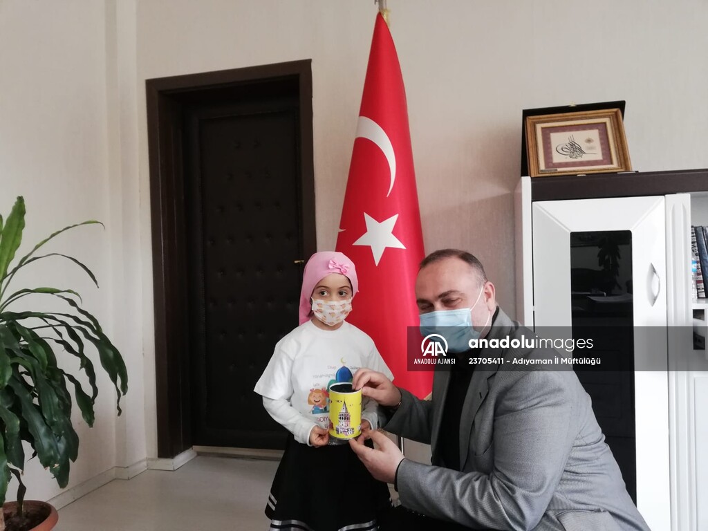 Minik Ayşe, kumbarasındaki parayı yetimlere bağışlanmak üzere Adıyaman Müftülüğüne teslim etti