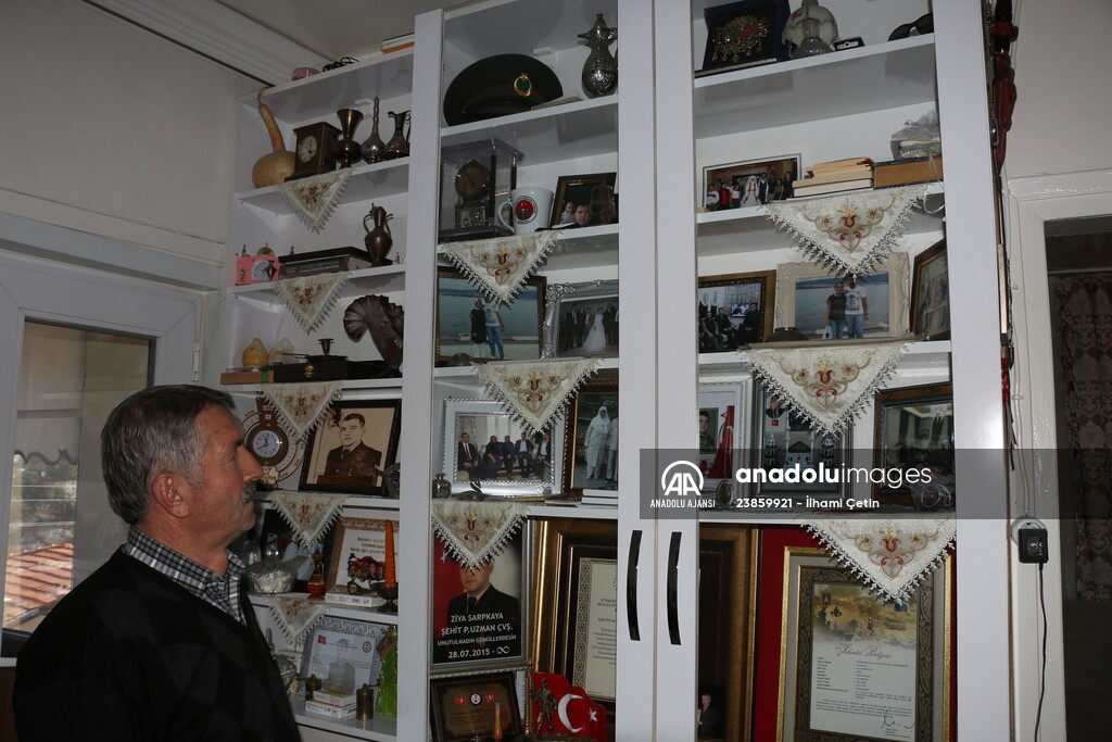 Şehit Uzman Çavuş Sarpkaya'nın babası, oğlunun hatıralarını evinde oluşturduğu köşede yaşatıyor