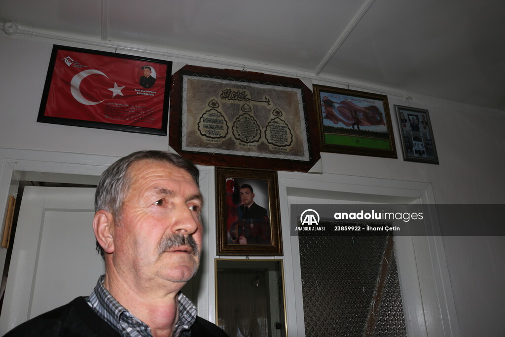 Şehit Uzman Çavuş Sarpkaya'nın babası, oğlunun hatıralarını evinde oluşturduğu köşede yaşatıyor