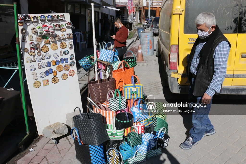 Sattığı sepet çantaları atık plastik bantlarla süsleyen esnaf çevre duyarlılığıyla örnek oluyor
