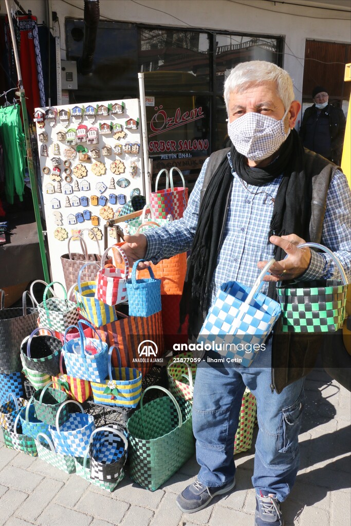 Sattığı sepet çantaları atık plastik bantlarla süsleyen esnaf çevre duyarlılığıyla örnek oluyor