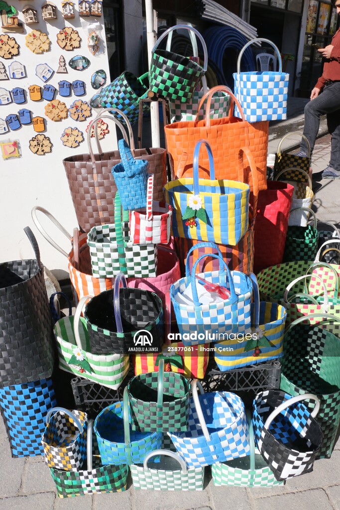 Sattığı sepet çantaları atık plastik bantlarla süsleyen esnaf çevre duyarlılığıyla örnek oluyor