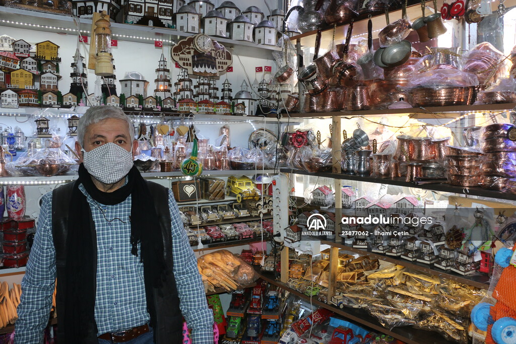 Sattığı sepet çantaları atık plastik bantlarla süsleyen esnaf çevre duyarlılığıyla örnek oluyor