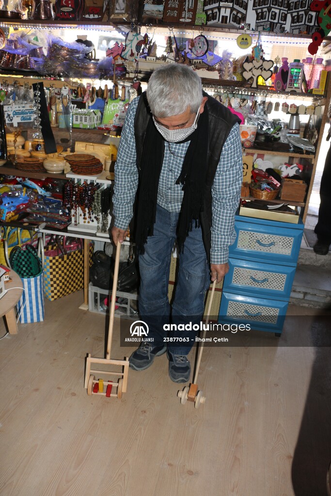 Sattığı sepet çantaları atık plastik bantlarla süsleyen esnaf çevre duyarlılığıyla örnek oluyor