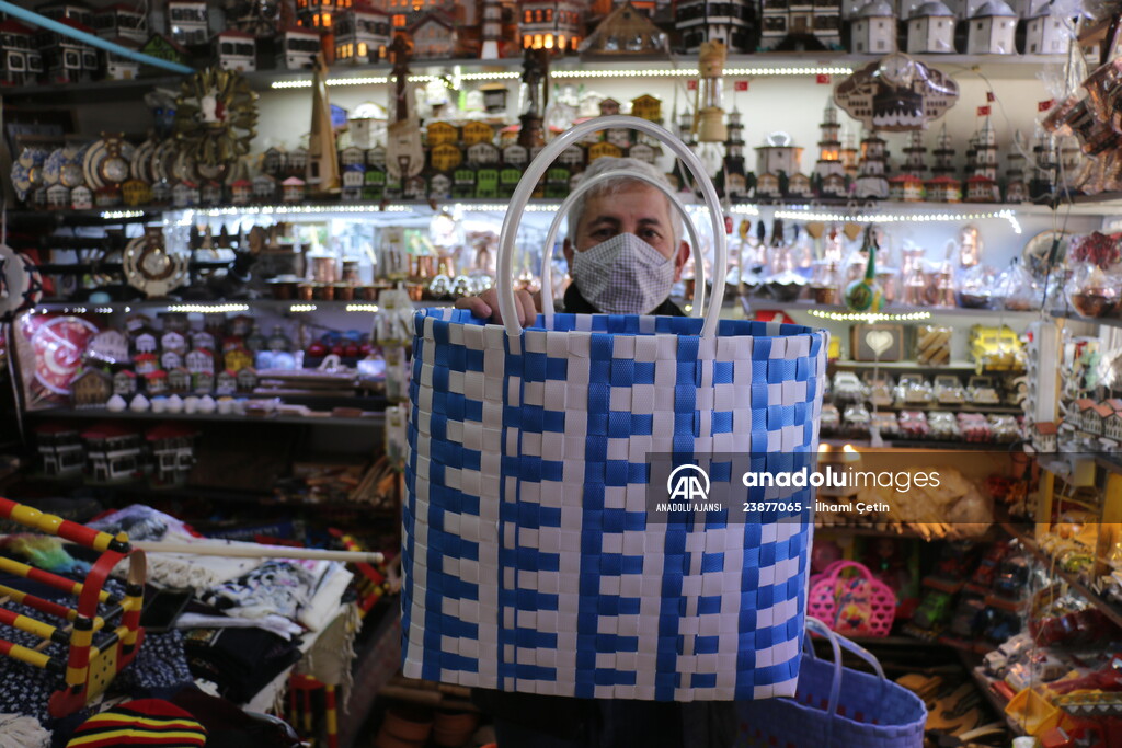 Sattığı sepet çantaları atık plastik bantlarla süsleyen esnaf çevre duyarlılığıyla örnek oluyor