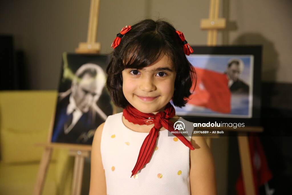 İstiklal Marşı'nı ezbere okuyan Bodrumlu küçük Eylül, ailesinin ve öğretmenlerinin gururu oldu