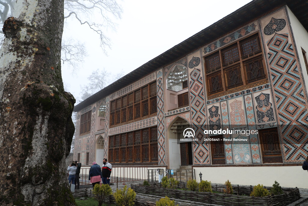 Azerbaycan'ın Dünya Kültür Mirası Listesi'ndeki Şeki Han Sarayı turist akınına uğruyor
