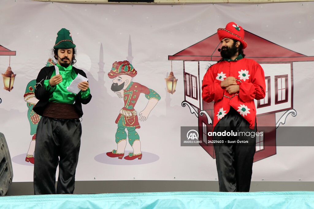 Karagöz ve Hacivat oyunuyla kırsalda yaşayan çocuklara Kovid-19 tedbirleri anlatılıyor