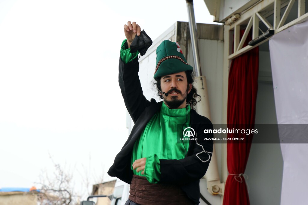 Karagöz ve Hacivat oyunuyla kırsalda yaşayan çocuklara Kovid-19 tedbirleri anlatılıyor