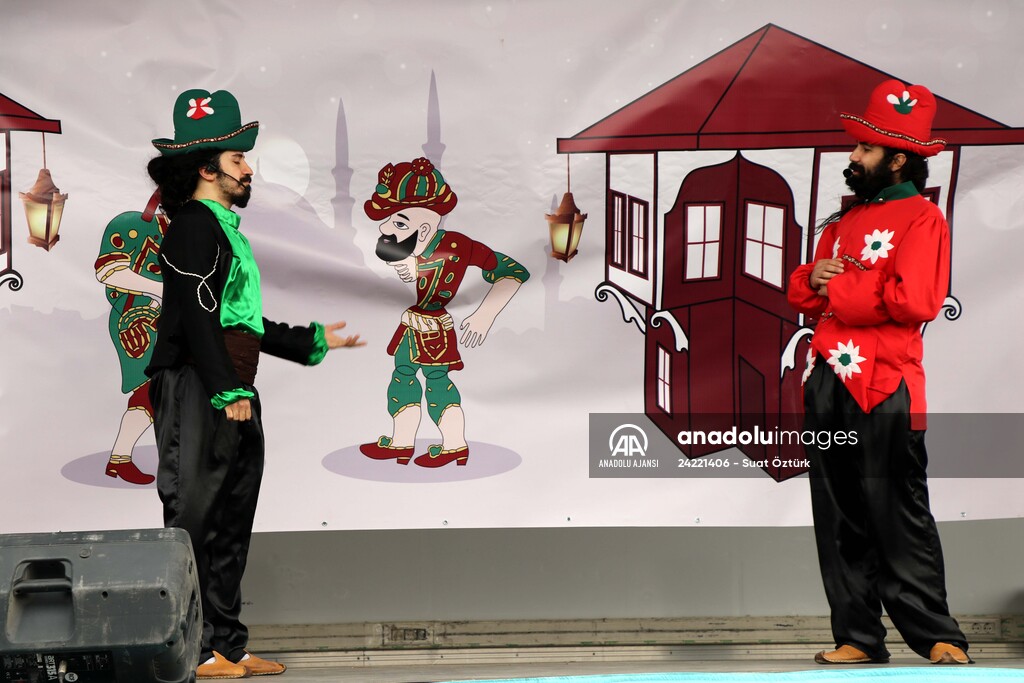 Karagöz ve Hacivat oyunuyla kırsalda yaşayan çocuklara Kovid-19 tedbirleri anlatılıyor