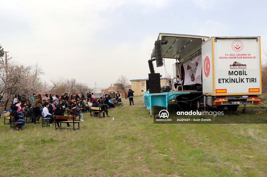 Karagöz ve Hacivat oyunuyla kırsalda yaşayan çocuklara Kovid-19 tedbirleri anlatılıyor