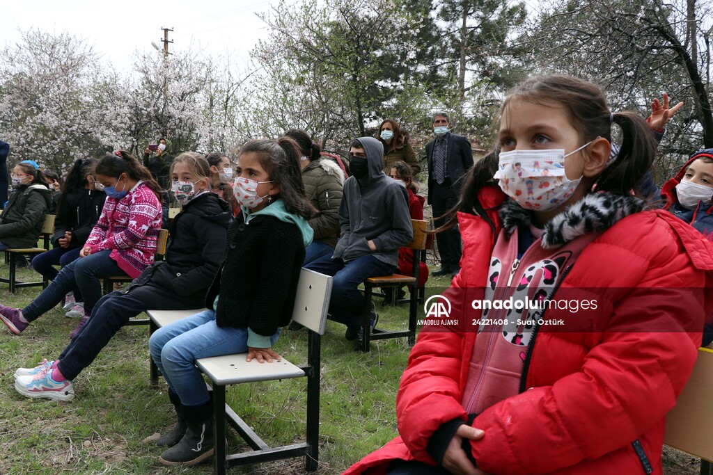 Karagöz ve Hacivat oyunuyla kırsalda yaşayan çocuklara Kovid-19 tedbirleri anlatılıyor