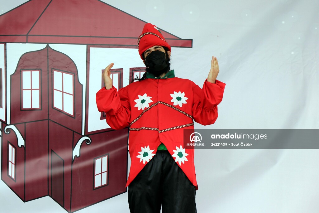 Karagöz ve Hacivat oyunuyla kırsalda yaşayan çocuklara Kovid-19 tedbirleri anlatılıyor