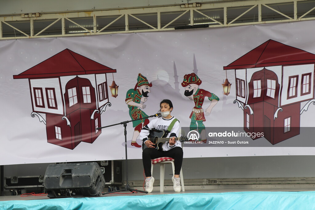 Karagöz ve Hacivat oyunuyla kırsalda yaşayan çocuklara Kovid-19 tedbirleri anlatılıyor