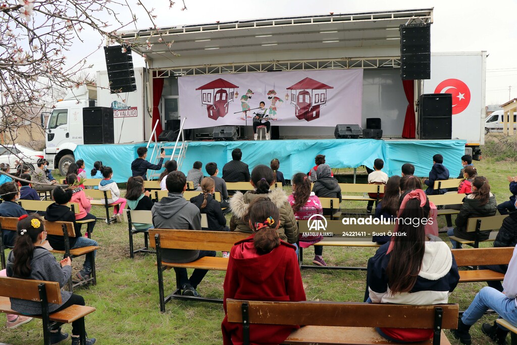 Karagöz ve Hacivat oyunuyla kırsalda yaşayan çocuklara Kovid-19 tedbirleri anlatılıyor