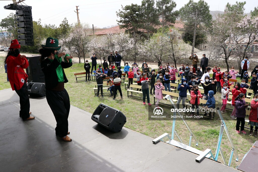 Karagöz ve Hacivat oyunuyla kırsalda yaşayan çocuklara Kovid-19 tedbirleri anlatılıyor