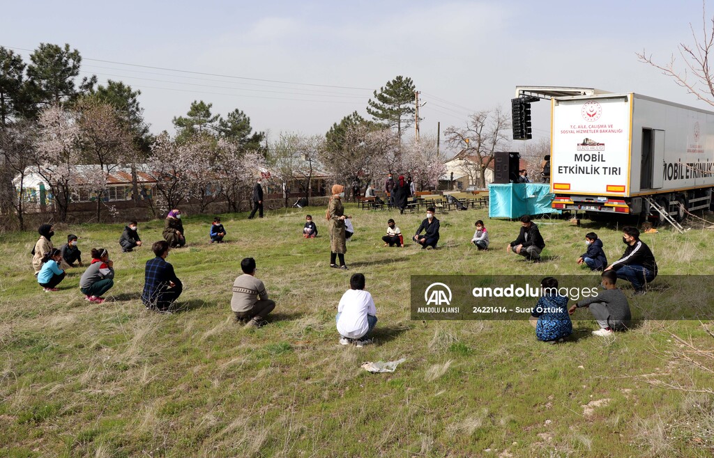 Karagöz ve Hacivat oyunuyla kırsalda yaşayan çocuklara Kovid-19 tedbirleri anlatılıyor