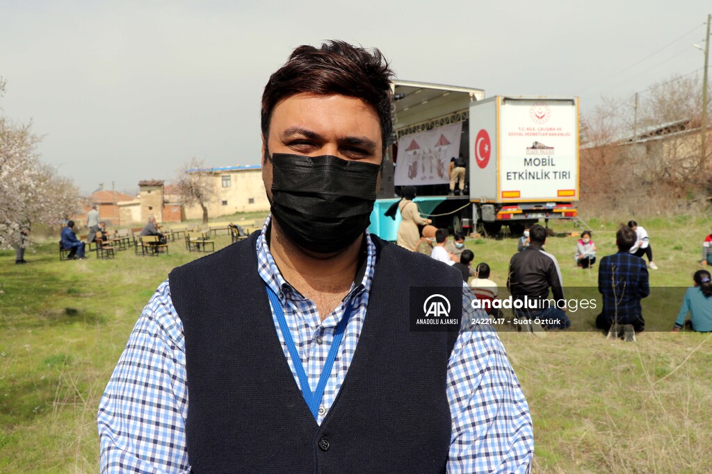 Karagöz ve Hacivat oyunuyla kırsalda yaşayan çocuklara Kovid-19 tedbirleri anlatılıyor