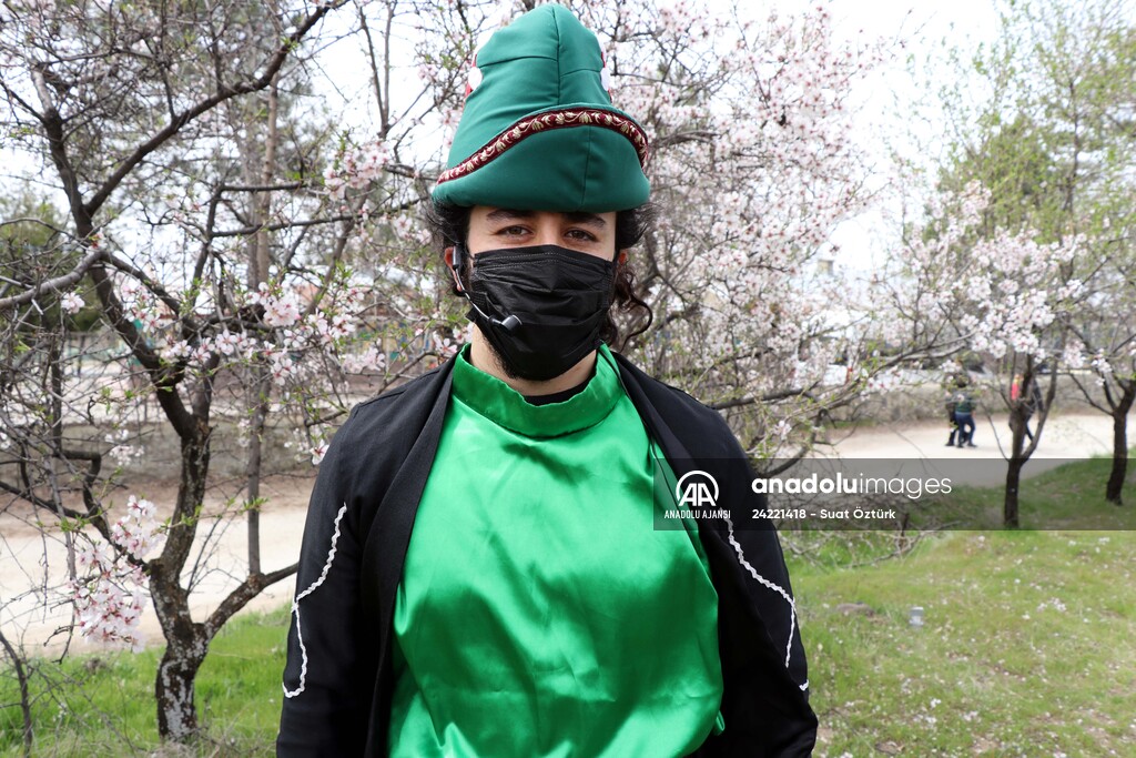 Karagöz ve Hacivat oyunuyla kırsalda yaşayan çocuklara Kovid-19 tedbirleri anlatılıyor