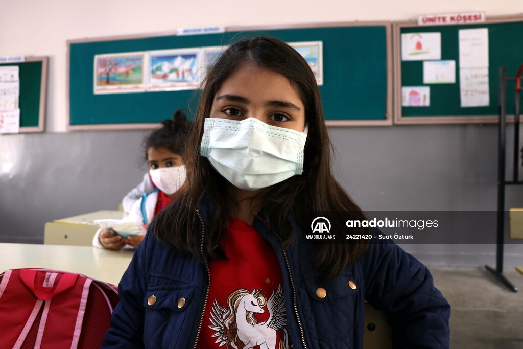 Karagöz ve Hacivat oyunuyla kırsalda yaşayan çocuklara Kovid-19 tedbirleri anlatılıyor