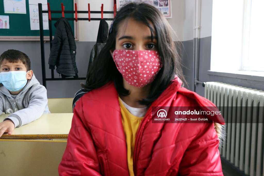 Karagöz ve Hacivat oyunuyla kırsalda yaşayan çocuklara Kovid-19 tedbirleri anlatılıyor