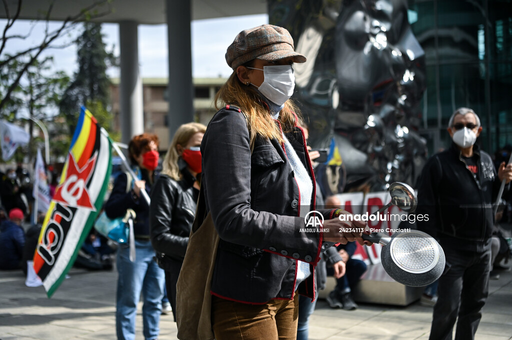 Milano'da hükümetin salgınla mücadele yetersiz kalması protesto edildi