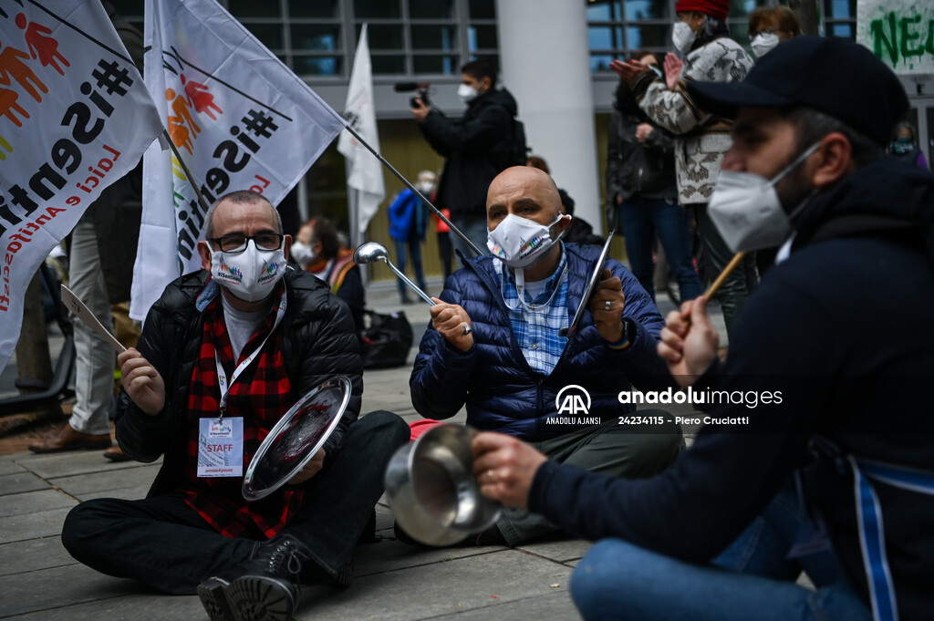 Milano'da hükümetin salgınla mücadele yetersiz kalması protesto edildi