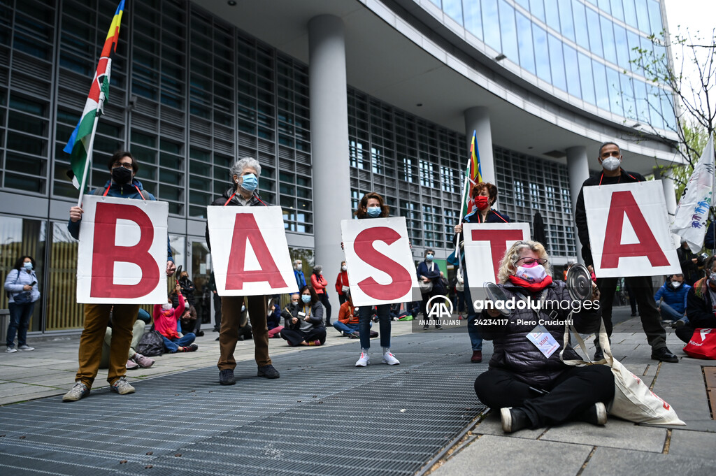Milano'da hükümetin salgınla mücadele yetersiz kalması protesto edildi