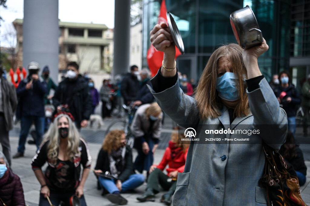 Milano'da hükümetin salgınla mücadele yetersiz kalması protesto edildi