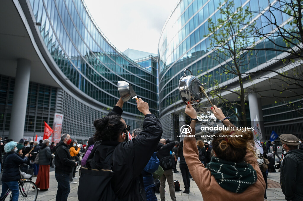 Milano'da hükümetin salgınla mücadele yetersiz kalması protesto edildi