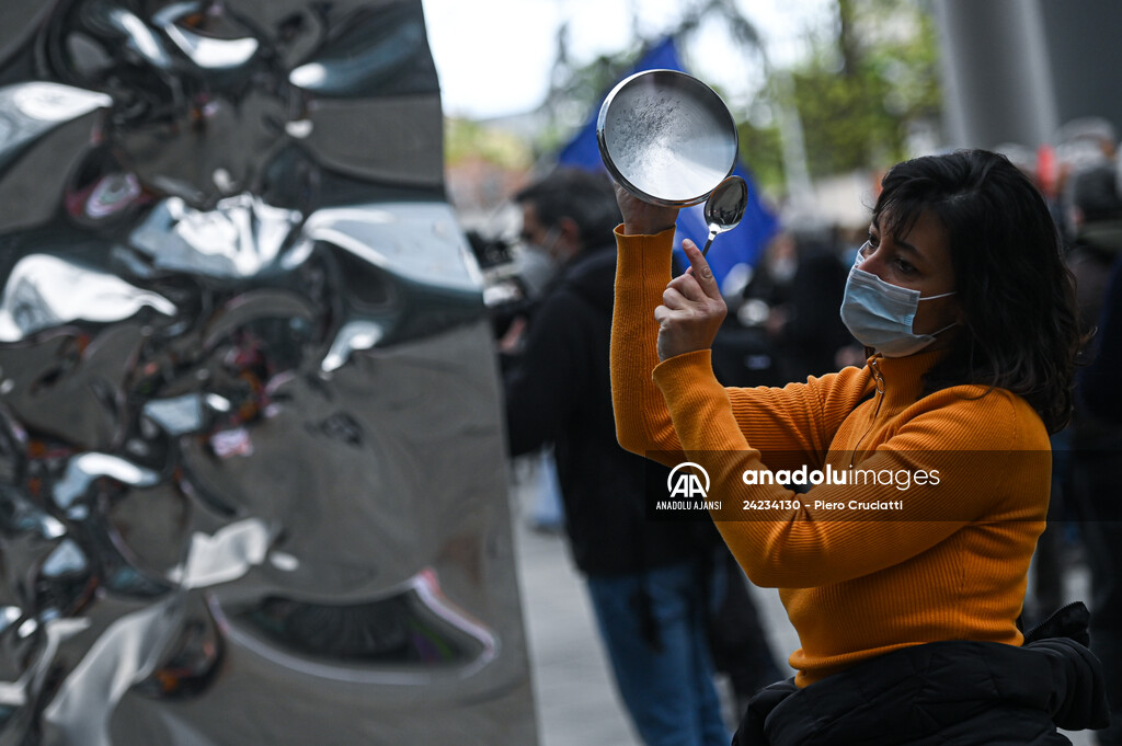 Milano'da hükümetin salgınla mücadele yetersiz kalması protesto edildi