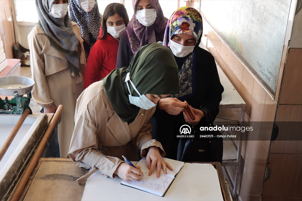 Adıyaman'da gönüllü kadınlar "zimem defteri" ile 500 bin liraya yakın borç kapattı