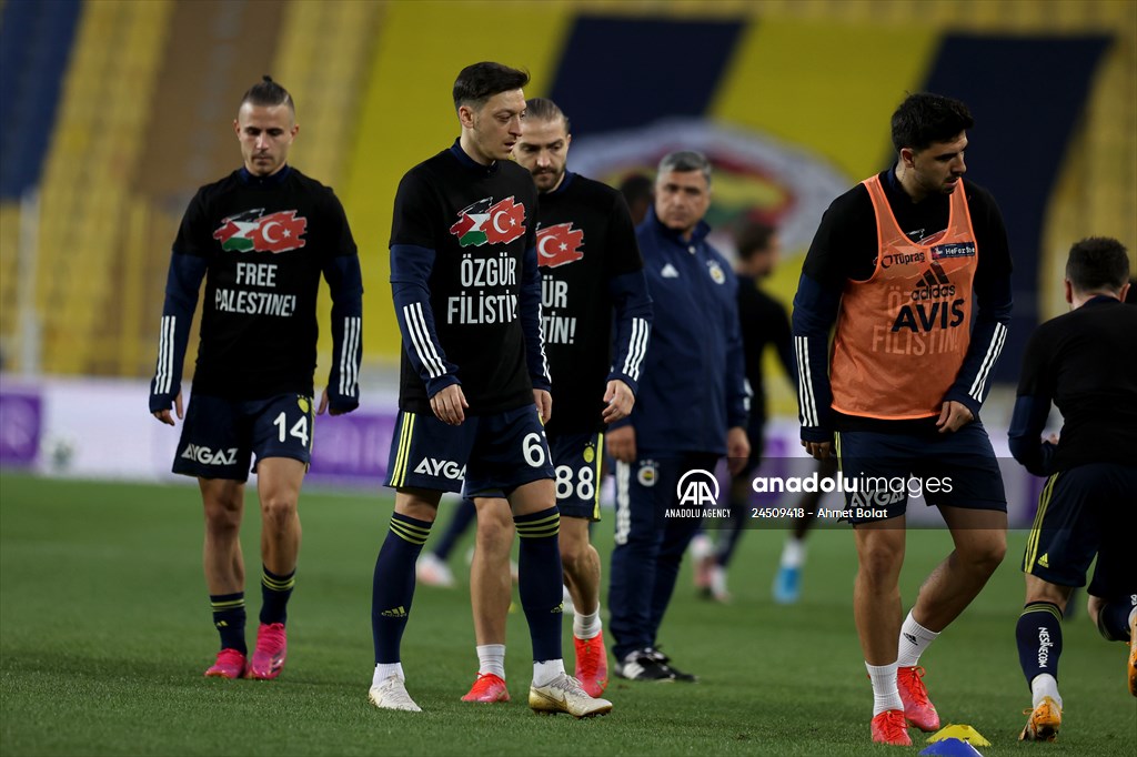 Players of Fenerbahce and Demir Grup Sivasspor wear t-shirts to support Palestinians
