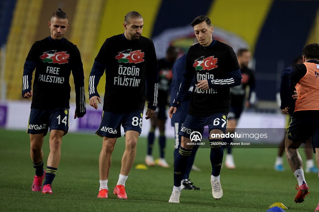 Players of Fenerbahce and Demir Grup Sivasspor wear t-shirts to support Palestinians