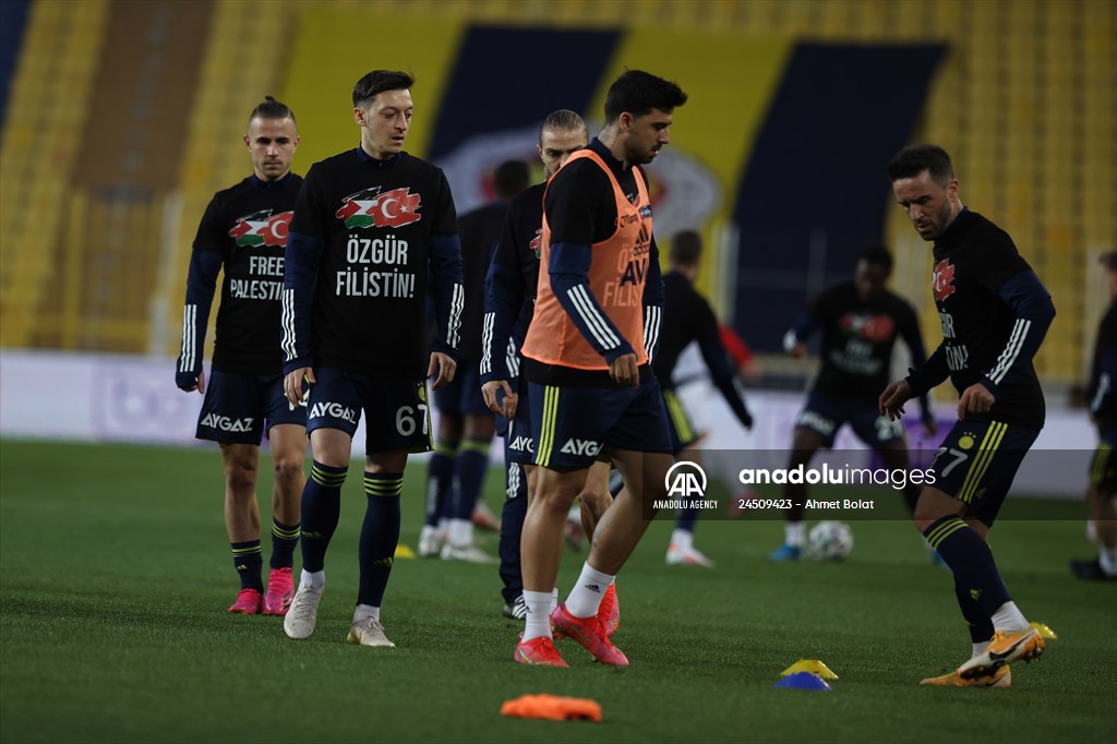 Players of Fenerbahce and Demir Grup Sivasspor wear t-shirts to support Palestinians