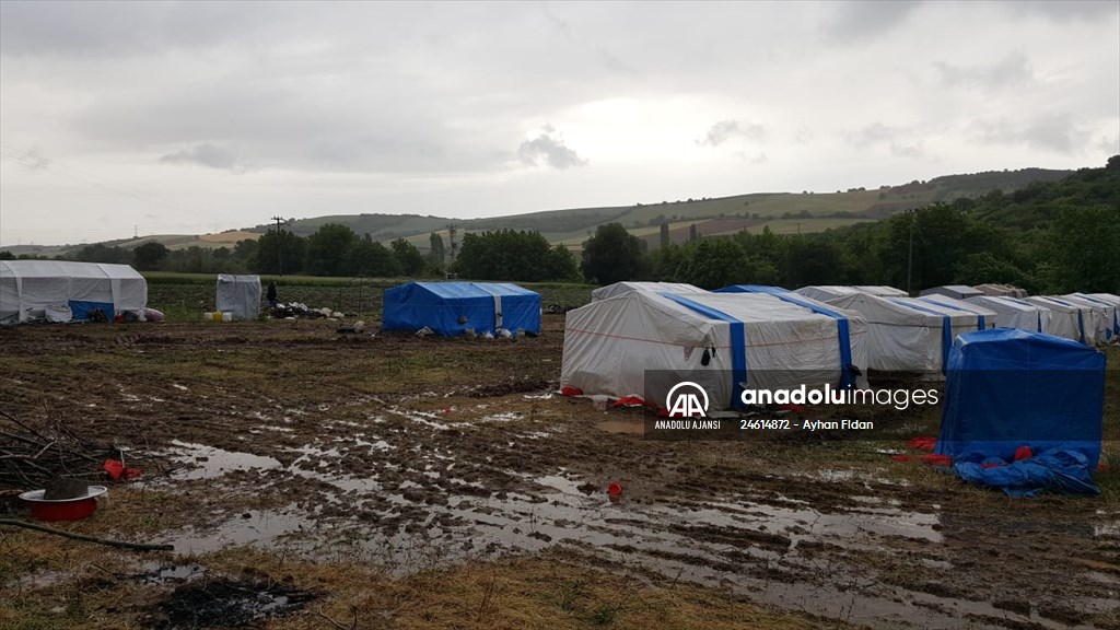 Bursa'da sağanak nedeniyle taşan dere suları iş makinelerini sürükledi