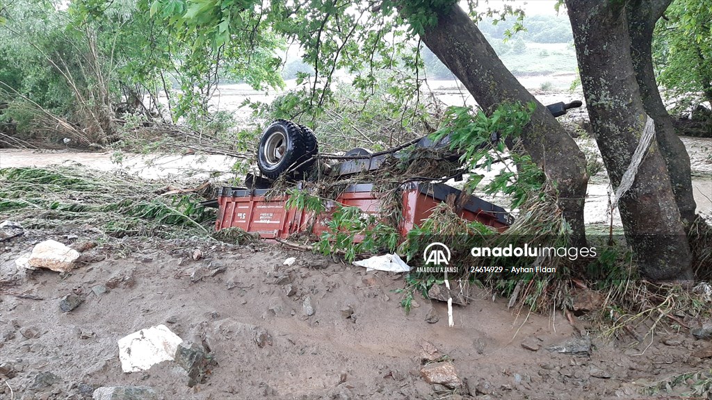 Bursa ve Balıkesir'de sağanak ve fırtına etkili oluyor