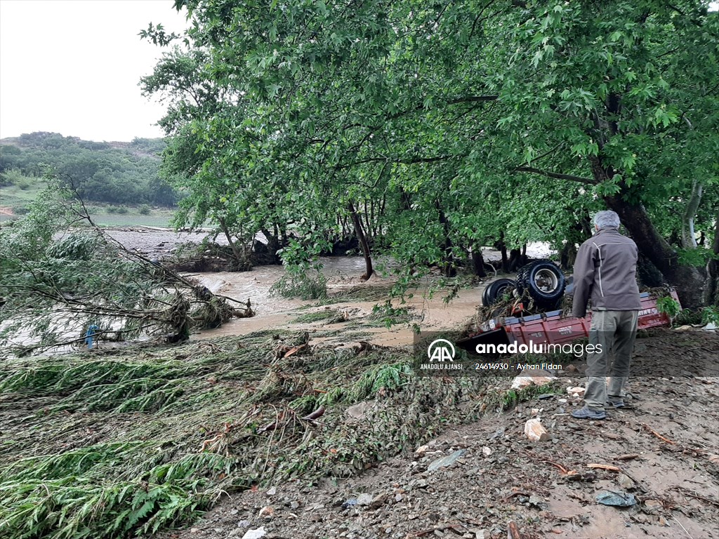 Bursa ve Balıkesir'de sağanak ve fırtına etkili oluyor