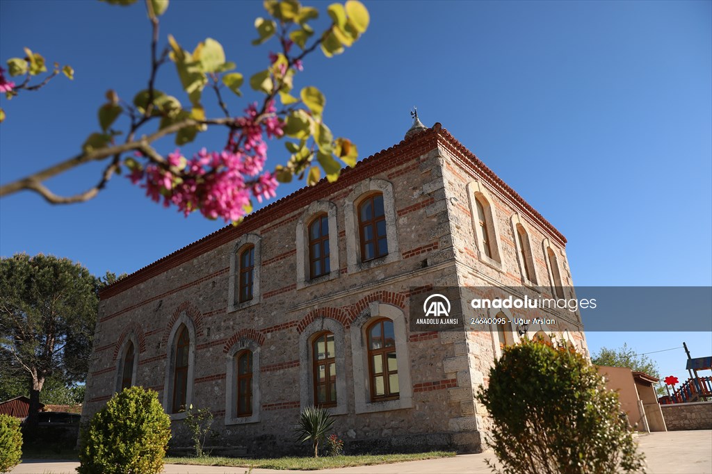 Tekirdağ'daki Kurtdere Camisi mimarisiyle ilgi çekiyor