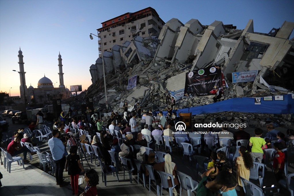 Palestinian musicians in Gaza perform concert in front of debris of buildings