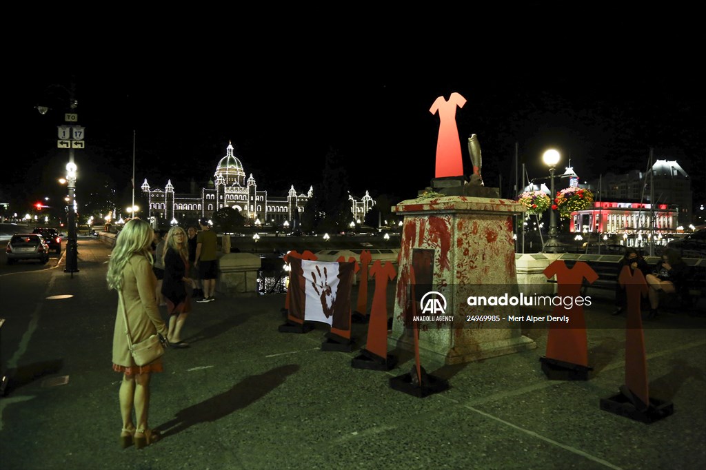 Captain Cook statue in Victoria pulled down