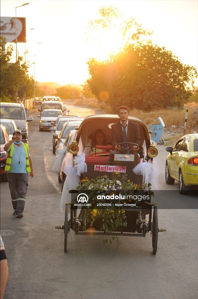Denizli'de elektrikli gezinti araçları üreten iş insanı, evlenen kızı için elektrikli faytondan gelin arabası yaptı