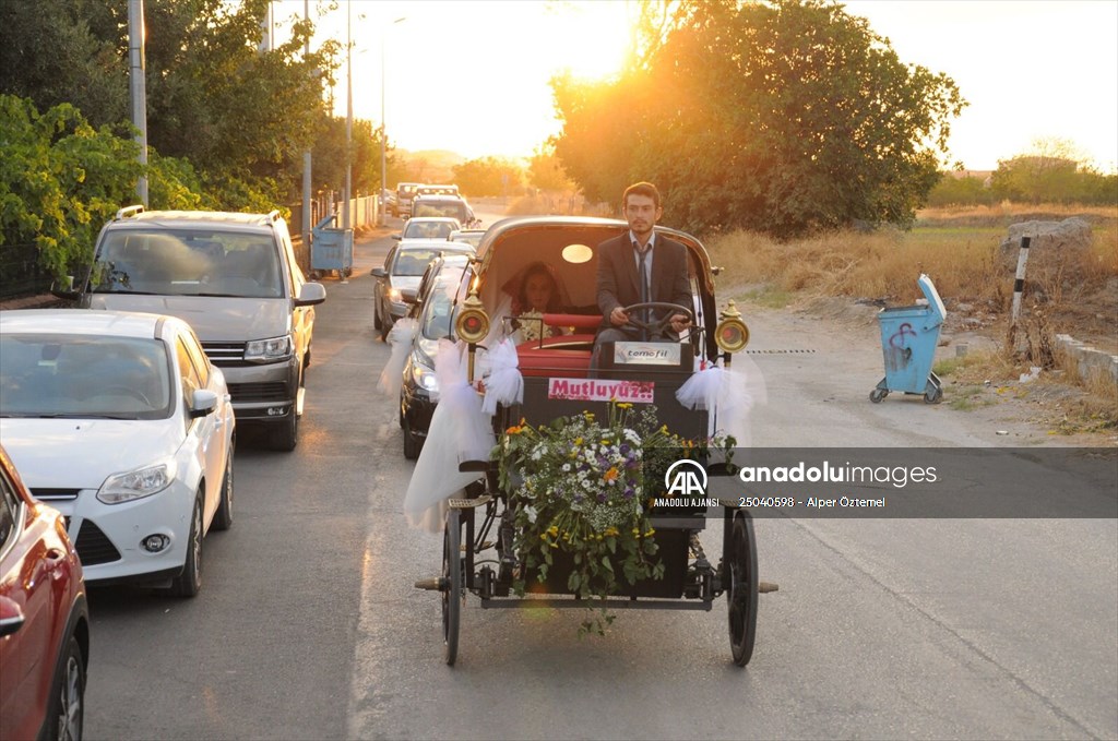 Denizli'de elektrikli gezinti araçları üreten iş insanı, evlenen kızı için elektrikli faytondan gelin arabası yaptı