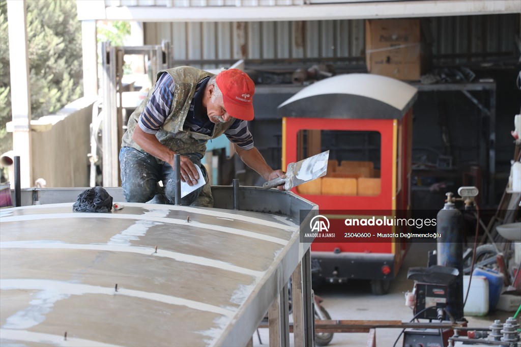 Denizli'de elektrikli gezinti araçları üreten iş insanı, evlenen kızı için elektrikli faytondan gelin arabası yaptı