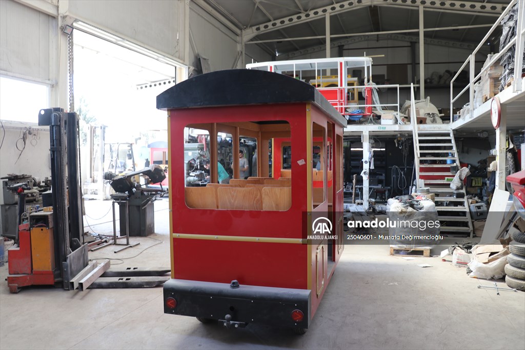 Denizli'de elektrikli gezinti araçları üreten iş insanı, evlenen kızı için elektrikli faytondan gelin arabası yaptı