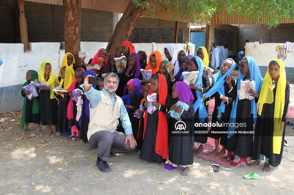 Help Yetim İnsani Yardım Organizasyonu Afrika'daki yetimlere bayramlık giysi hediye etti