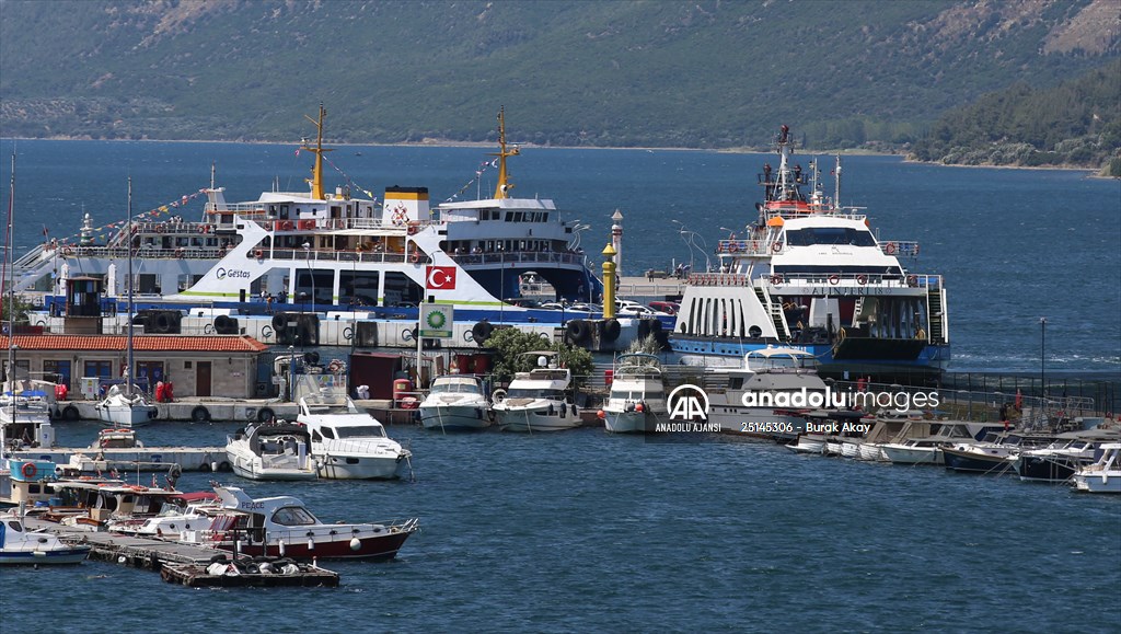 Çanakkale'deki feribot iskelelerinde tatilcilerin dönüş yoğunluğu erken başladı